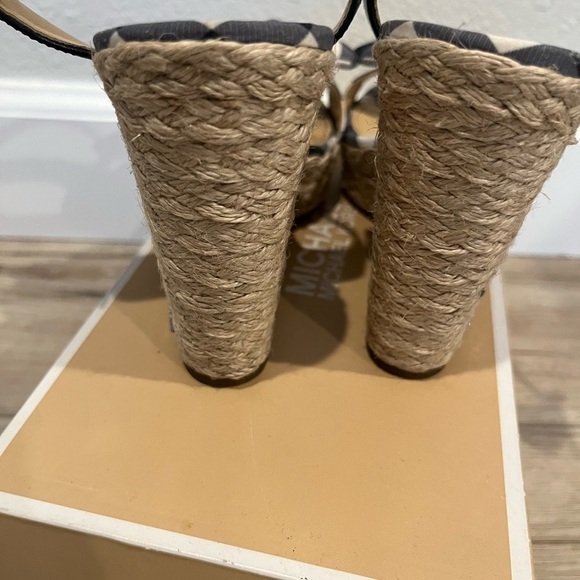 Michael Kors Woman Black/ White Classic Bow Front Platform Sandals, Size… - Picture 6 of 7